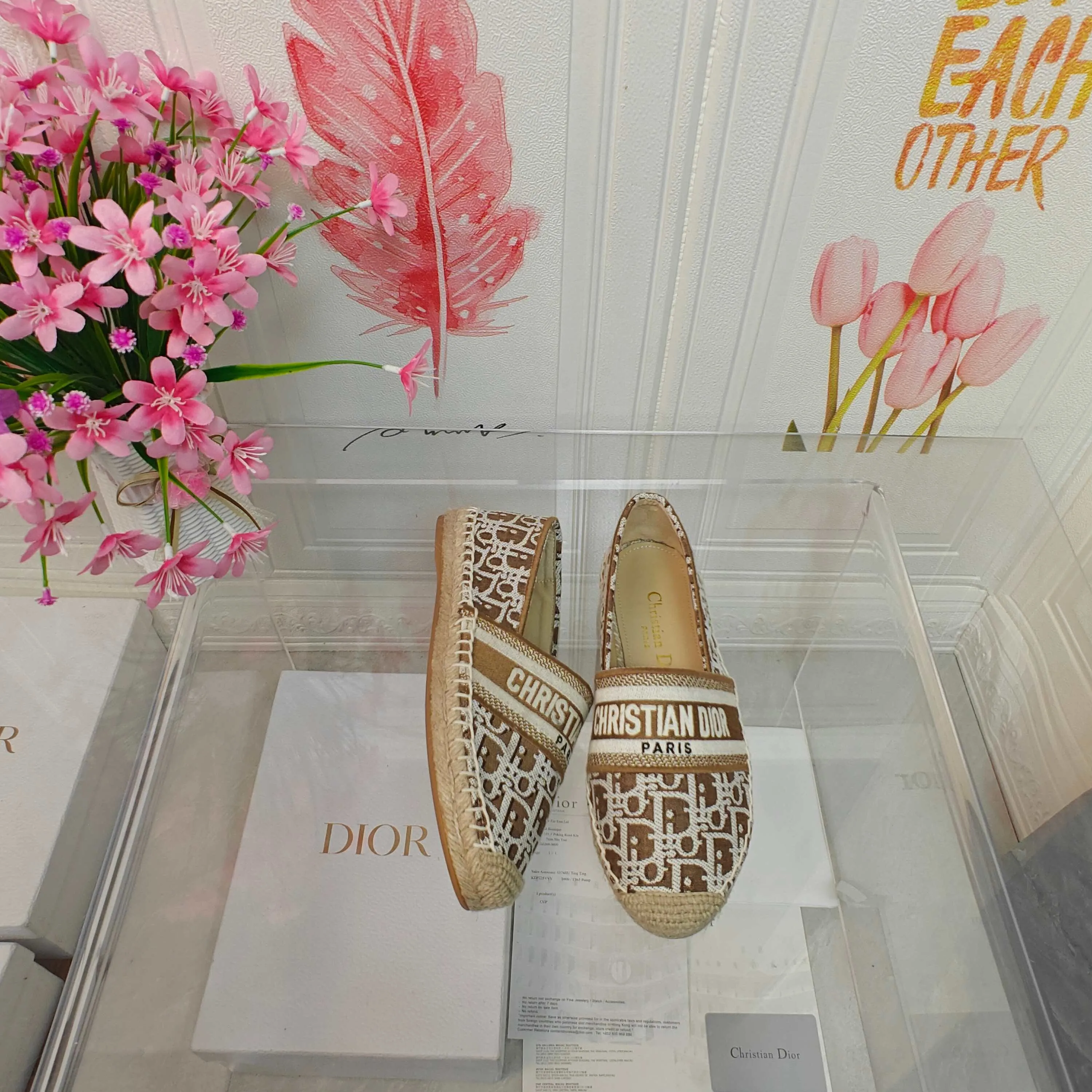 👟👟Ex-factory price 440👟👟 Top quality Dior Granville espadrille embroidery Upper: embroidered with "CHRISTIANDIOR" Craftsmanship: Purely hand-sewn hemp rope outsole Lining: Imported soft and breathable sheep lining with padded feet Code number: 35-40 (customized at 34.41.42) Outsole: Exclusive molded rubber outsole decorated with lucky star symbol